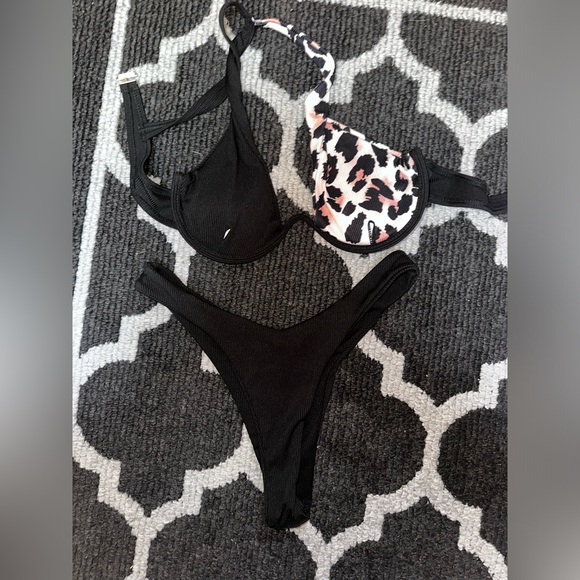 Cheetah print and black bikini set - Picture 6 of 9